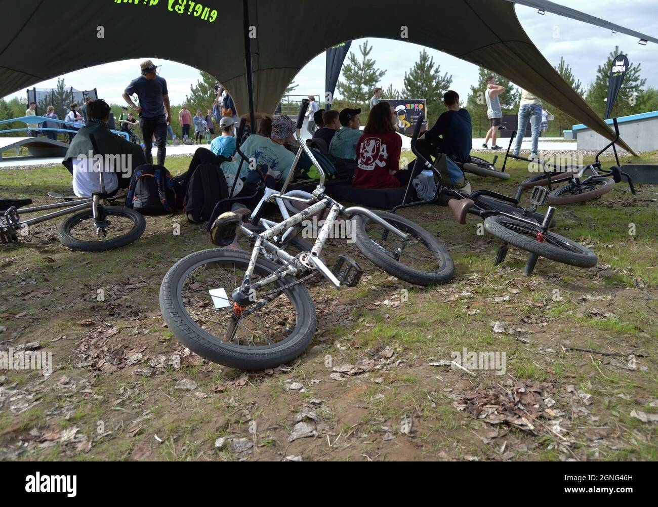 Dobrograd, Region Wladimir, Russland. 20 Mai 2017. Wettbewerbe Skateboarding und BMX gewidmet der Eröffnung der Skateboarding-Saison. Teenager mit Frühstück Stockfoto