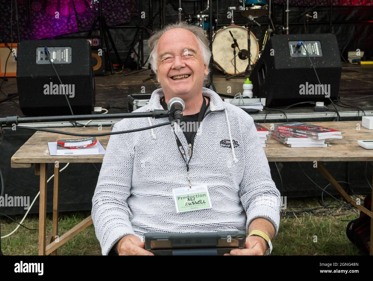 Alistair Russell Buchvorstellung '' Can't Do This On My Own' am 14. Internationale Roots und akustische Musik beim Gate to Southwell Music Festival. Stockfoto