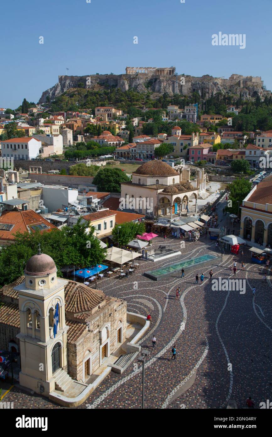 Monastiraki-Platz (Vordergrund), Akropolis (Hintergrund), Athen, Griechenland Stockfoto