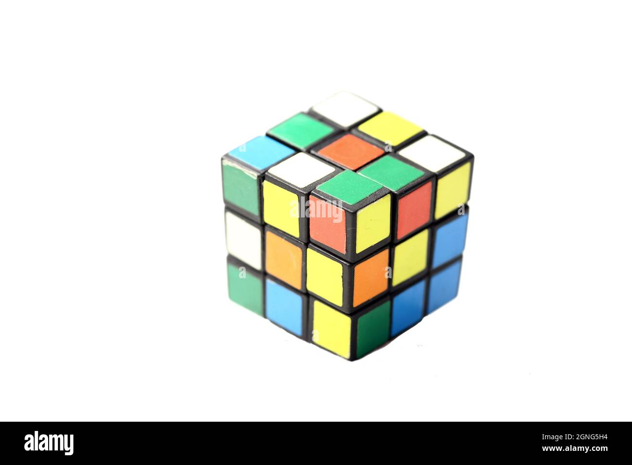 Logisches Spielkonzept - Rubik's Cube isoliert auf weißem Hintergrund. Rubik's Cube erfunden von einem ungarischen Architekten Erno Rubik Stockfoto
