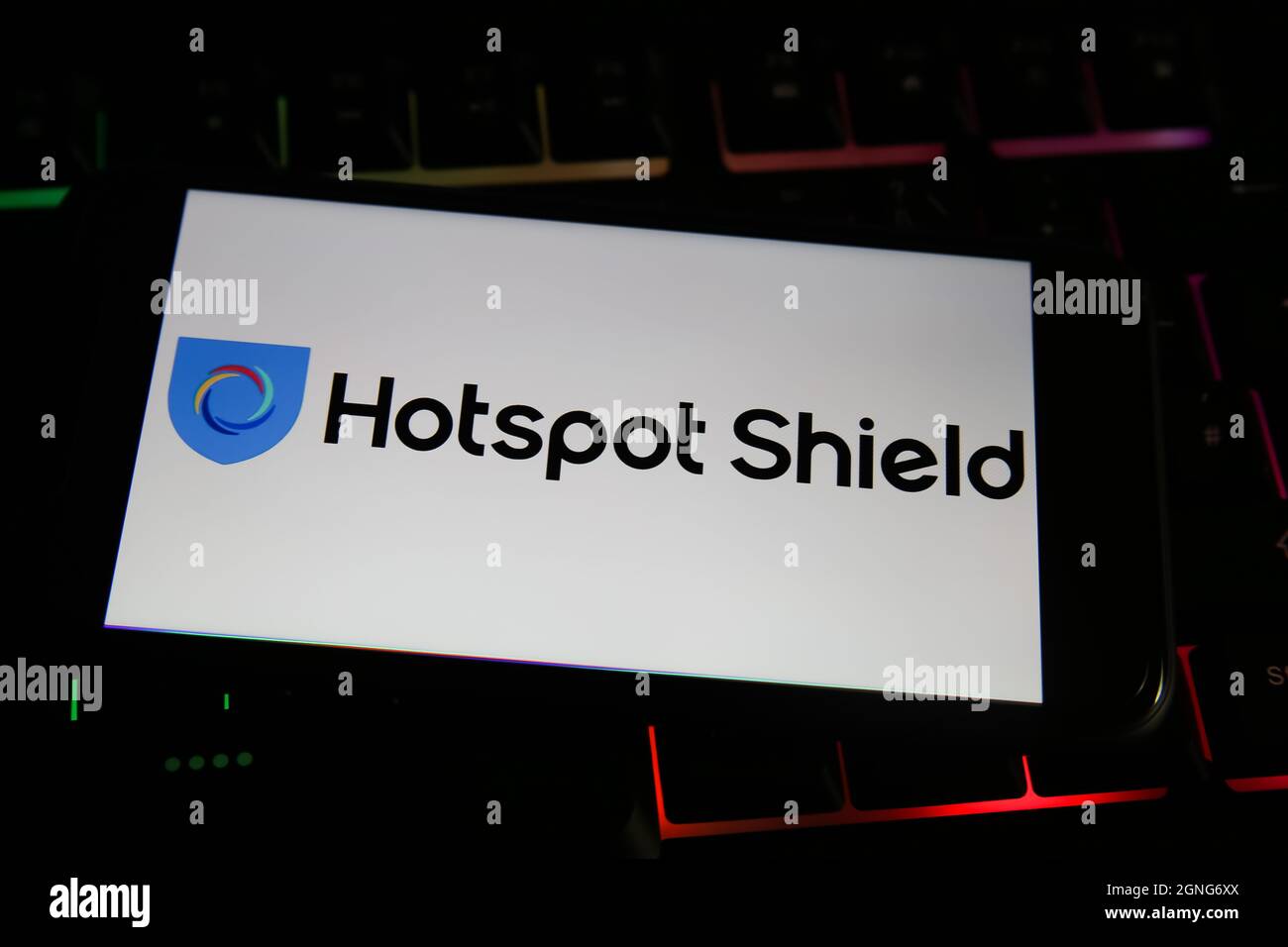 Viersen, Deutschland - Mai 9. 2021: Blick auf Handy-Bildschirm mit Logo-Schriftzug von vpn-Service Hotspot Schild Firma auf Computer-Tastatur Stockfoto Viersen, Deutschland - Mai 9. 2021: Blick auf Handy-Bildschirm mit Logo-Schriftzug von vpn-Service Hotspot Schild Firma auf Computer-Tastatur Stockfoto