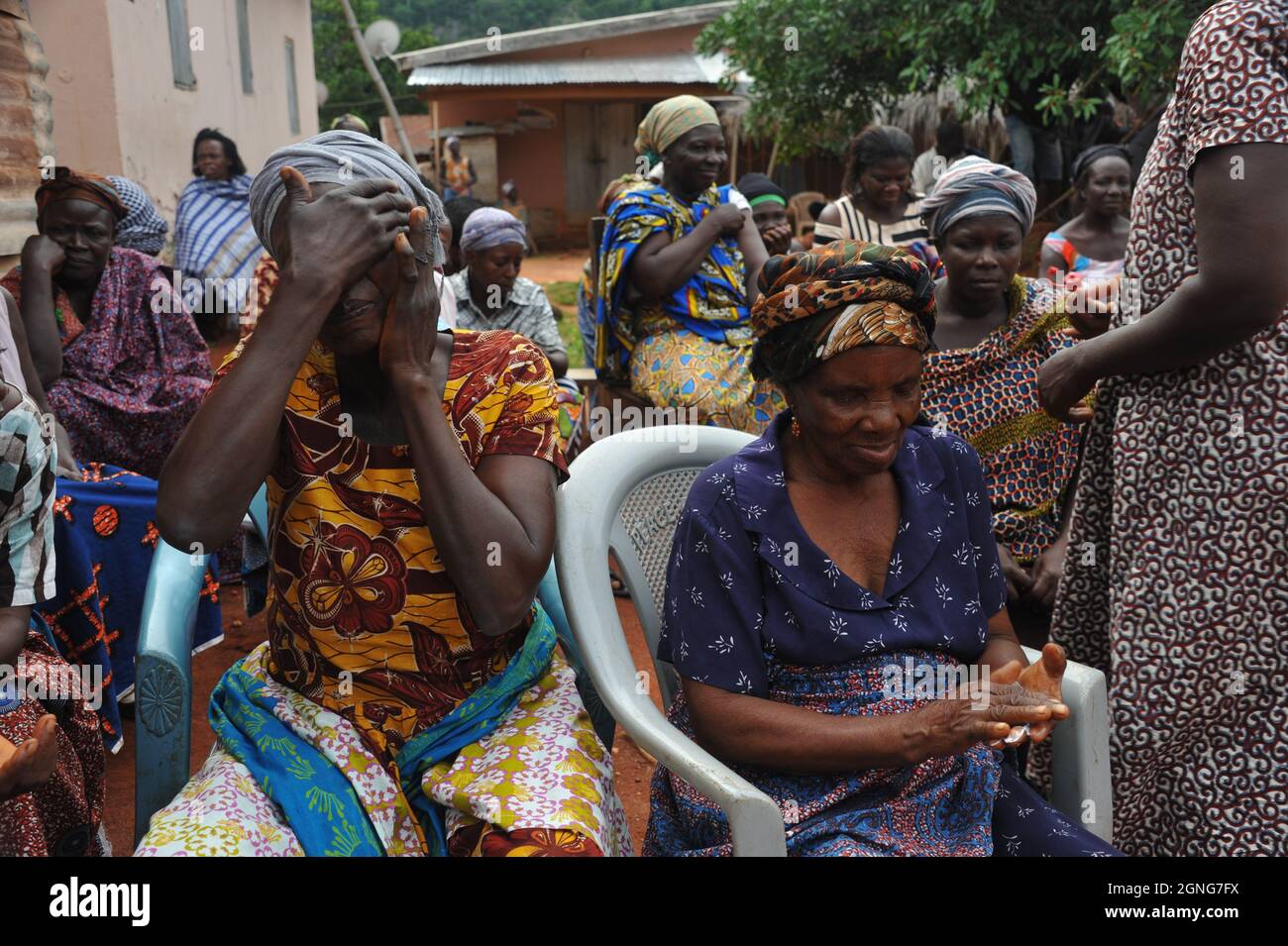 (210925) -- ACCRA, 25. September 2021 (Xinhua) -- Frauen wenden Salbe an, die von einer lokalen Firma auf ihre Haut in Dodome, Volta Region, Ghana, 10. September 2021 produziert wurde. Lokale Unternehmen spenden kostenlose organische Insektenschutzmittel an die Einheimischen, einige wegen Verschmierungen des Körpers und andere wegen Verbrennungen in ihren Zimmern, um Angriffe der Phlebotominsandfliegen zu verhindern, die schwere Hautläsionen und parasitäre Leishmaniose-Infektionen verursachen können. Außerdem spenden sie zertifizierte Nahrungsergänzungsmittel aus der Noni-Pflanze an die Einheimischen als Immunverstärker gegen Infektionen durch Insektenstiche. UM MIT „Feature: Ghanai“ ZU GEHEN Stockfoto