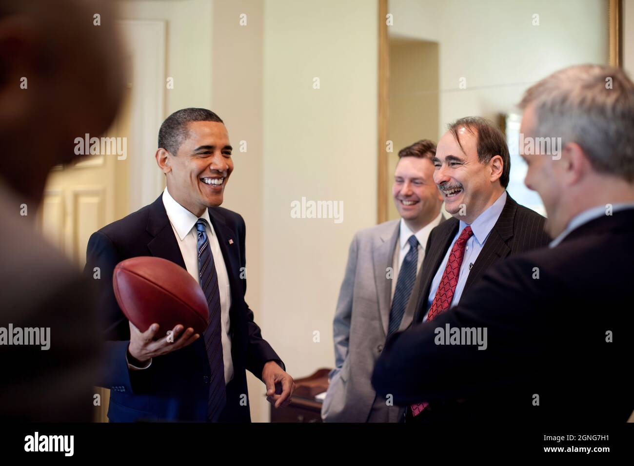 Präsident Barack Obama spricht mit (von links) dem stellvertretenden Pressesekretär Josh Earnest, dem Senior Advisor David Axelrod und dem stellvertretenden nationalen Sicherheitsberater Denis McDonough im Outer Oval Office am 2. Juni 2009. (Offizielles Foto des Weißen Hauses von Pete Souza) Dieses offizielle Foto des Weißen Hauses wird zur Veröffentlichung durch Nachrichtenorganisationen und/oder zum persönlichen Druck durch die Betreffzeile(en) des Fotos zur Verfügung gestellt. Das Foto darf in keiner Weise manipuliert oder in Materialien, Anzeigen, Produkten oder Werbeaktionen verwendet werden, die in irgendeiner Weise die Zustimmung oder Billigung des Präsidenten, des FI, nahelegen Stockfoto