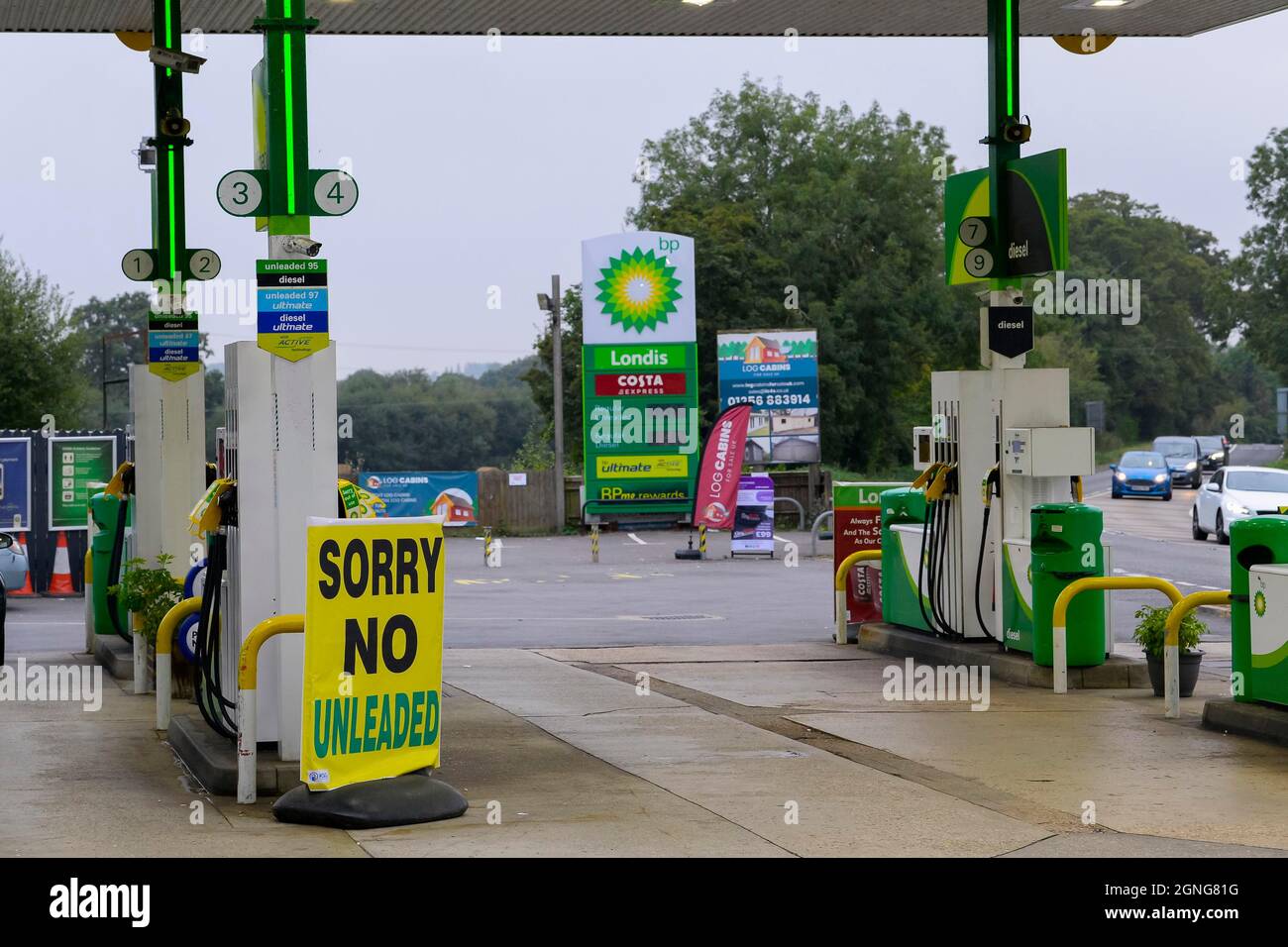 Spanish Green, Hampshire, Großbritannien. September 2021. Auf dem Vorplatz an der BP-Tankstelle in Spanish Green in Hampshire auf der A33 zwischen Basingstoke und Reading gibt es große Schilder, die bedauern, dass kein Benzin/Diesel mehr zur Verfügung steht, nachdem Benzin und Diesel aufgrund von Panikkäufen und LKWs-Fahrerknappheit ausgelaufen sind. Bildnachweis: Graham Hunt/Alamy Live News Stockfoto