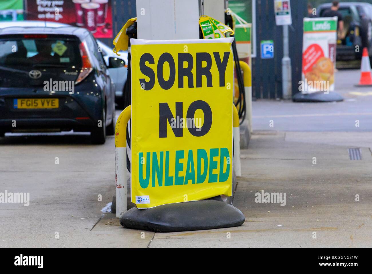 Spanish Green, Hampshire, Großbritannien. September 2021. Auf dem Vorplatz an der BP-Tankstelle in Spanish Green in Hampshire auf der A33 zwischen Basingstoke und Reading gibt es große Schilder, die bedauern, dass kein Benzin/Diesel mehr zur Verfügung steht, nachdem Benzin und Diesel aufgrund von Panikkäufen und LKWs-Fahrerknappheit ausgelaufen sind. Bildnachweis: Graham Hunt/Alamy Live News Stockfoto