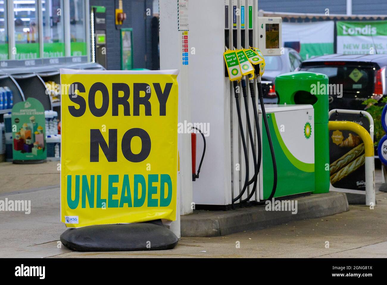Spanish Green, Hampshire, Großbritannien. September 2021. Auf dem Vorplatz an der BP-Tankstelle in Spanish Green in Hampshire auf der A33 zwischen Basingstoke und Reading gibt es große Schilder, die bedauern, dass kein Benzin/Diesel mehr zur Verfügung steht, nachdem Benzin und Diesel aufgrund von Panikkäufen und LKWs-Fahrerknappheit ausgelaufen sind. Bildnachweis: Graham Hunt/Alamy Live News Stockfoto