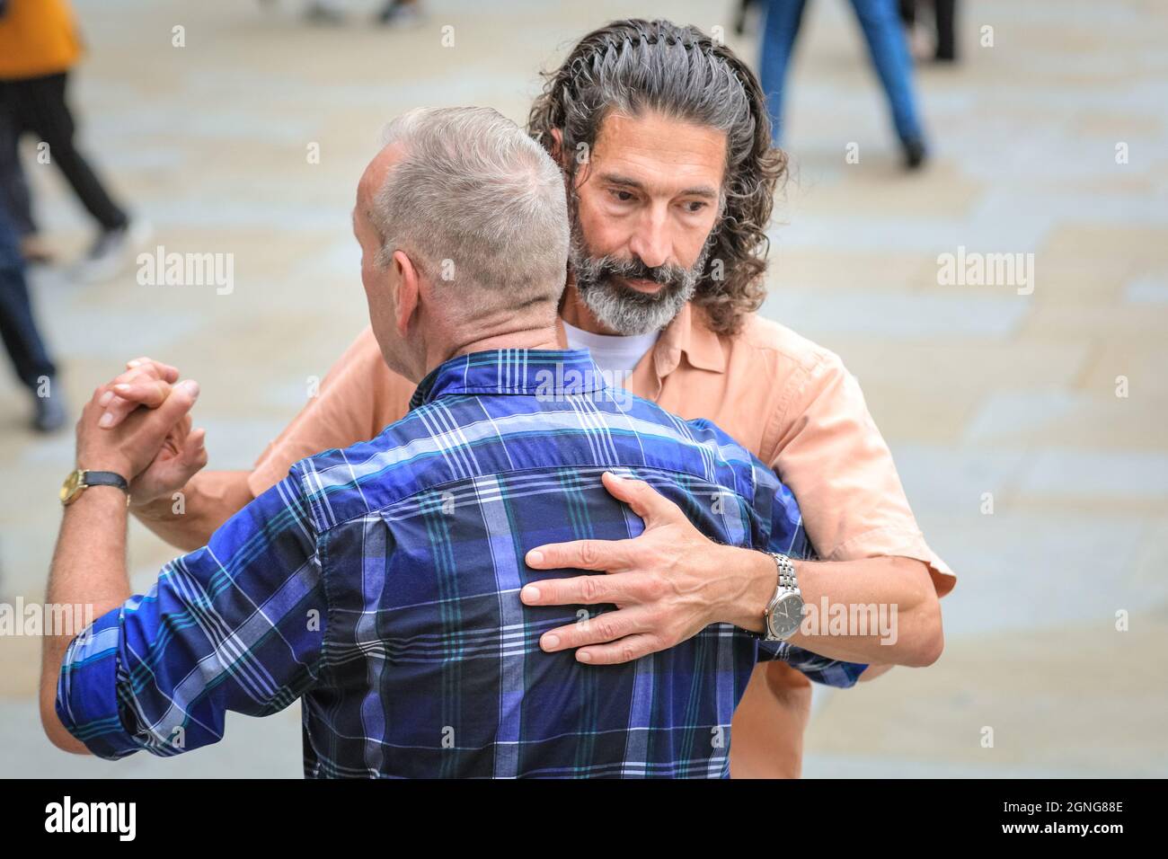 Westminster Cathedral Piazza, London, Großbritannien. September 2021. Tango-Enthusiasten tanzen im Tago Inside Out, einem der ersten Milonga-Tango-Tanzveranstaltungen, das nach einer langen, mit Covid verbundenen Pause stattfindet. Es bietet traditionelle Tango-Musik aus dem Goldenen Zeitalter und der Seidenzeit in Tandas und Cortinas. Inside Out ist Teil des Kulturprogramms Inside Out des Westminster Council in Zusammenarbeit mit Westminster Council, Westminster Cathedral und Victoria BID. Kredit: Imageplotter/Alamy Live Nachrichten Stockfoto