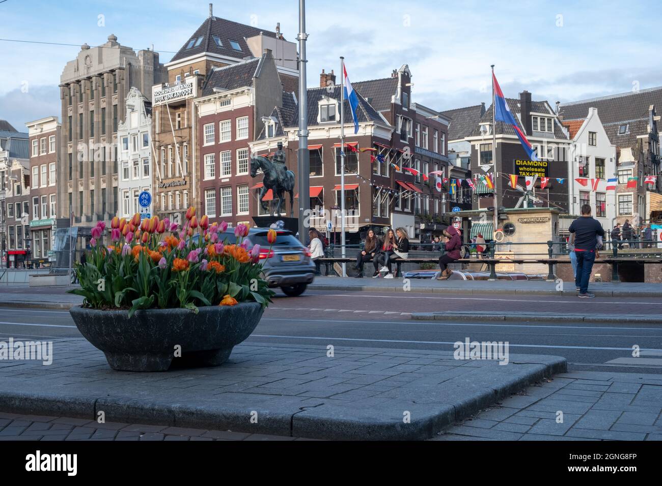 Die Reiterstatue der Königin Wilhelmina in Amsterdam befindet sich in der Rokin-Straße, an der Ecke zur Langebrugsteeg-Gasse Stockfoto