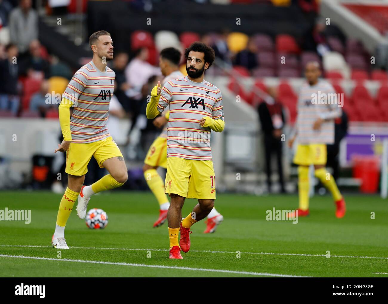 Brentford Community Stadium, London, Großbritannien. September 2021. Premier League Football Brentford gegen Liverpool; Mohamed Salah von Liverpool Daumen nach oben für die Liverpool-Fans beim Aufwärmen Credit: Action Plus Sports/Alamy Live News Stockfoto