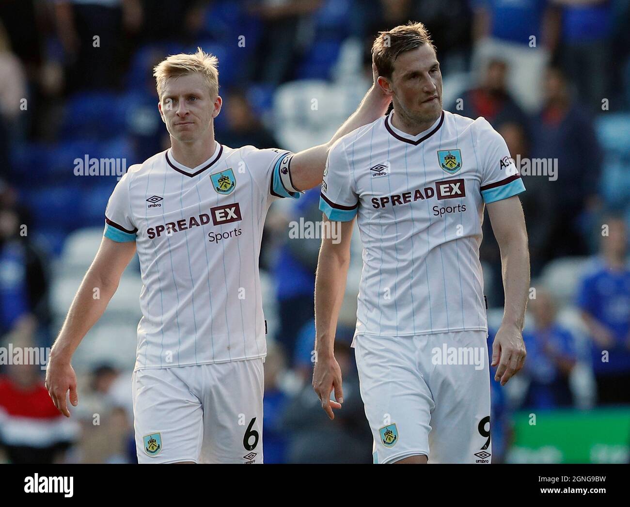 Leicester, England, 25. September 2021. Chris Wood und Ben Mee von Burnley reagieren nach dem Premier League-Spiel im King Power Stadium, Leicester. Bildnachweis sollte lauten: Darren Staples / Sportimage Stockfoto