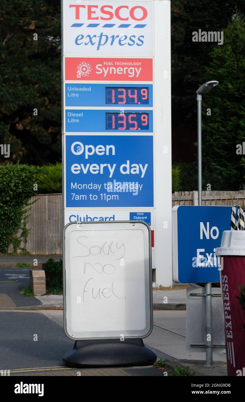 Hereford, Herefordshire, Großbritannien - Samstag, 25. September 2021 - an der Tesco-Tankstelle in Hereford ist heute um 16.30 Uhr kein Kraftstoff verfügbar - in der nahegelegenen Texaco-Garage gibt es auch keinen Kraftstoff zu verkaufen. Foto Steven May / Alamy Live News Stockfoto