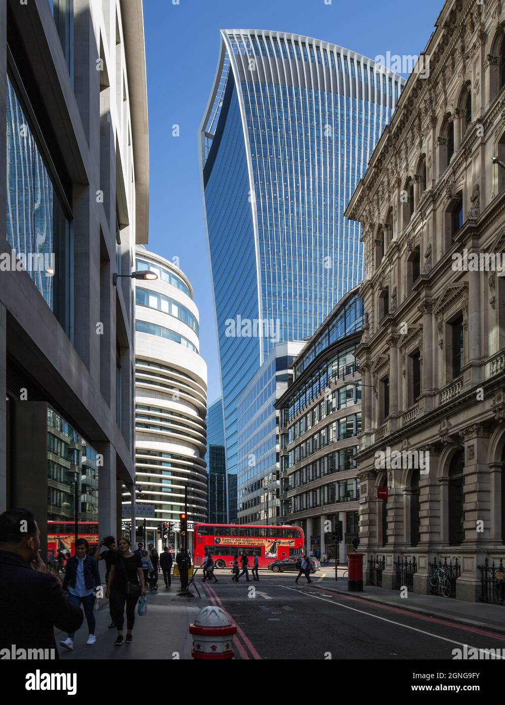 London, Blick aus der Lombard Street auf das Hochhaus 20, Fenchurch Street, (The Walkie-Talkie bzw. The Pint) 2009-2014 von Rafael Vinoly Stockfoto