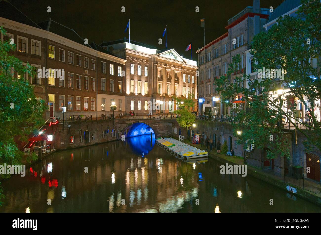 Blick bei Nacht auf Oudegracht (alter Kanal), Stadhuisbrug (Rathausbrücke) und Stadhuis (Rathaus), Utrecht, Niederlande Stockfoto