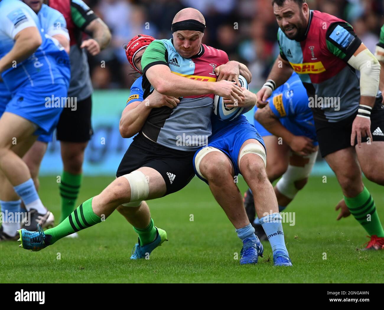 Twickenham, Großbritannien. September 2021. Premiership Rugby. Harlequins V Worcester Warriors. Der Stoop. Twickenham. James Chisholm (Harlequins) wird von Kyle Hatherell (Worcester) angegangen. Kredit: Sport In Bildern/Alamy Live Nachrichten Stockfoto