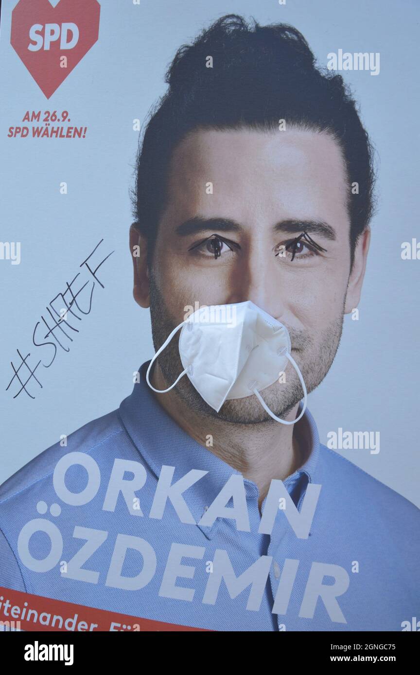 Vandalisiertes Kampagnenplakat von Orkan Özdemir (SPD) am Grazer Damm in Schöneberg, Berlin, Deutschland - 8. September 2021. Stockfoto