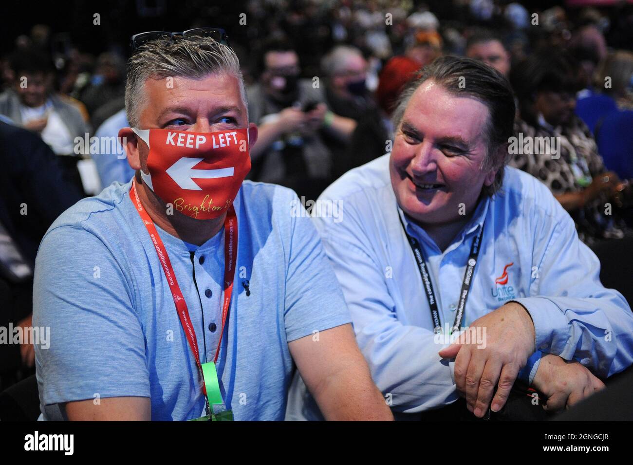 Brighton, England. September 2021. Konferenzdelegierte mit einer Ôkeep leftÕ covid-Maske vor den Eröffnungsreden der ersten Sitzung am ersten Tag der Jahreskonferenz der Labour Party im Brighton Center. Kevin Hayes/Alamy Live News Stockfoto