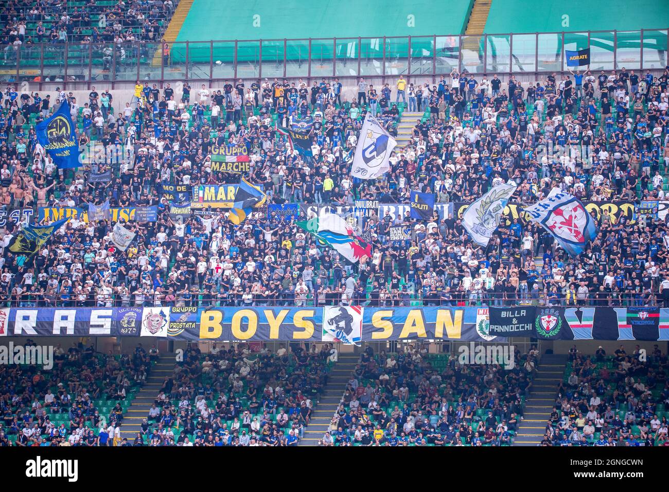 Mailand, Italien - september 25 2021 - Serie A Spiel F.C. Internazionale - Atalanta BC San Siro Stadion - f..c. inter Unterstützer curva nord mit Fahnen Stockfoto