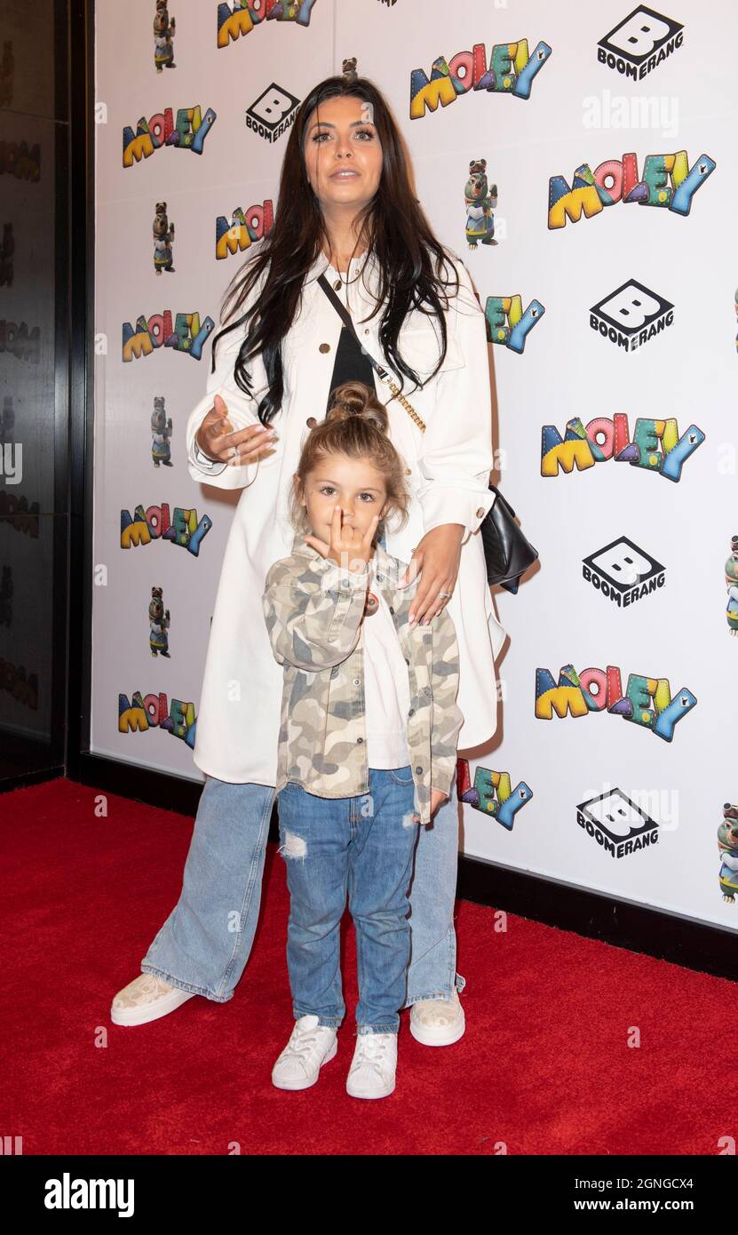 LONDON - ENGLAND SEP 25: Cara De La Hoyde-Massey und Sohn Freddy nehmen am 25. September 2021 an der Premiere von ‘Moley auf dem Odeon Luxe Leicester Square in London Teil. Foto von Gary Mitchell/Alamy Live News Stockfoto