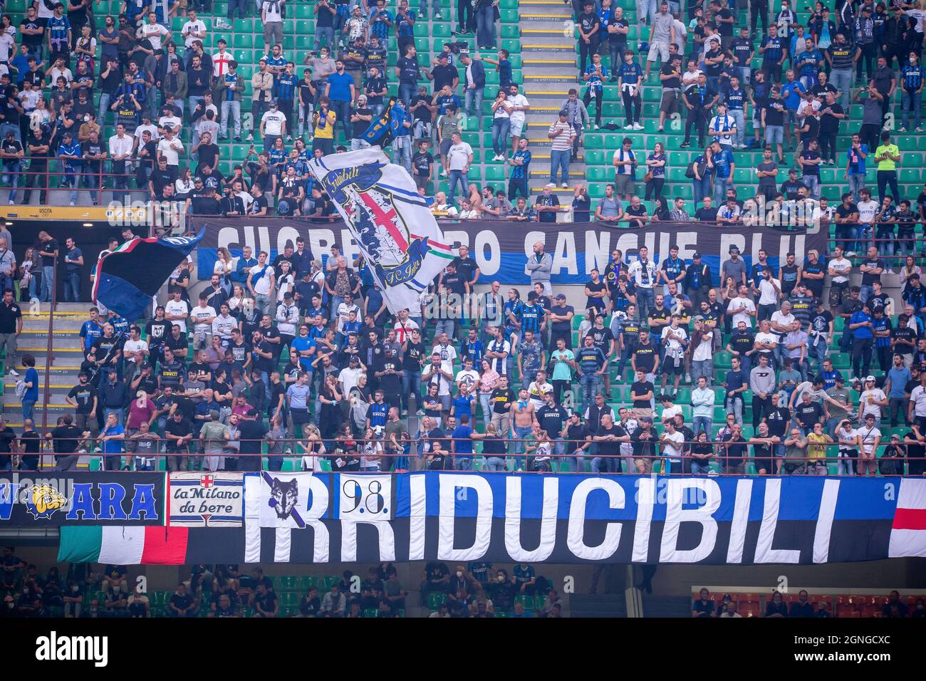 Mailand, Italien - september 25 2021 - Serie A Spiel F.C. Internazionale - Atalanta BC San Siro Stadion - f..c. inter Unterstützer curva nord mit Fahnen Stockfoto