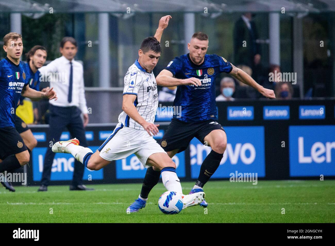 Mailand, Italien - september 25 2021 - Serie A Spiel F.C. Internazionale - Atalanta BC San Siro Stadion - malinovski ruslan in Aktion während des Spiels und mailand Skriniar Stockfoto