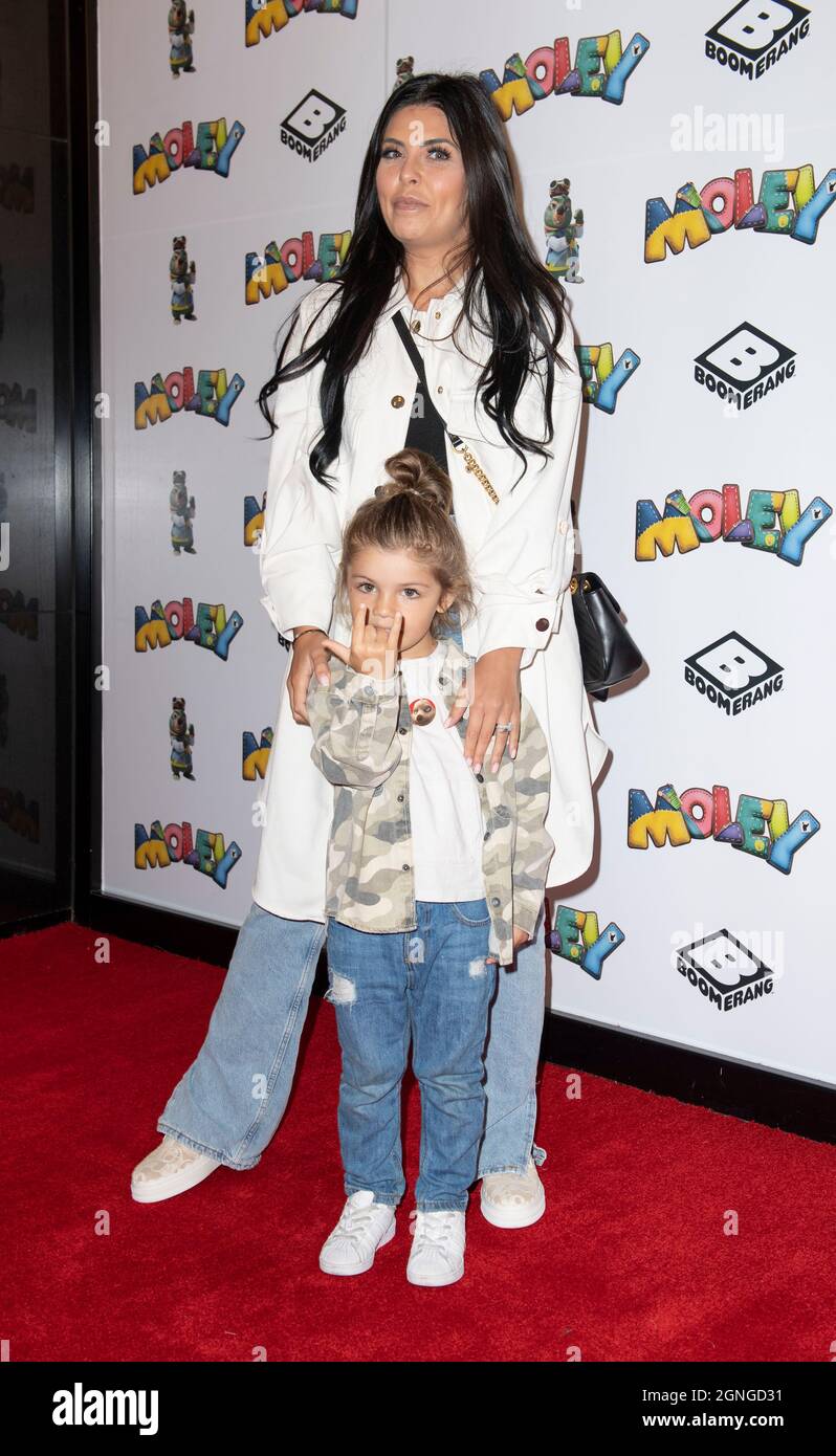 LONDON - ENGLAND SEP 25: Cara De La Hoyde-Massey und Sohn Freddy nehmen am 25. September 2021 an der Premiere von ‘Moley auf dem Odeon Luxe Leicester Square in London Teil. Foto von Gary Mitchell/Alamy Live News Stockfoto