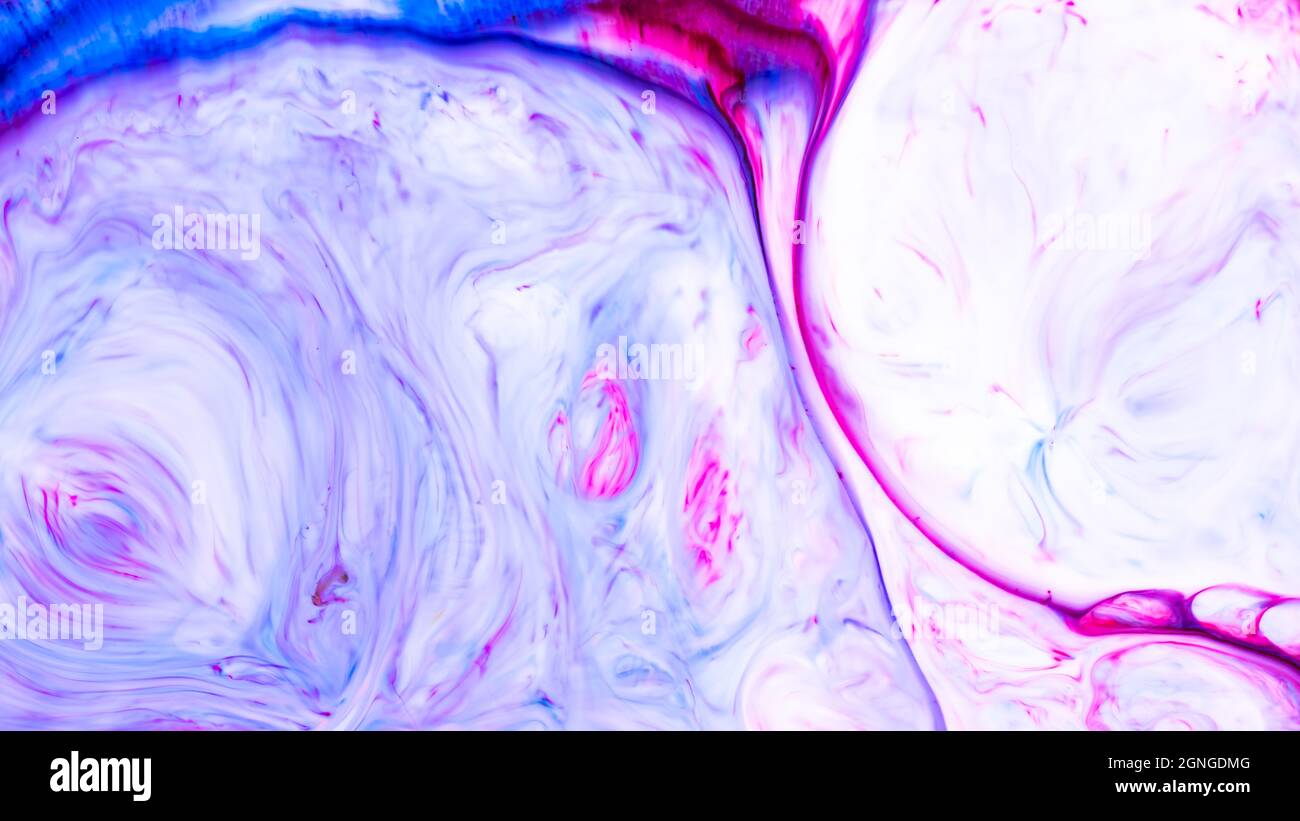 Fluid Art. Abstrakte flüssige Farbe texturierter Hintergrund mit dekorativen Spiralen und Wirbeln. Flüssiger rosa blauer Hintergrund. Trendige Tapete Stockfoto