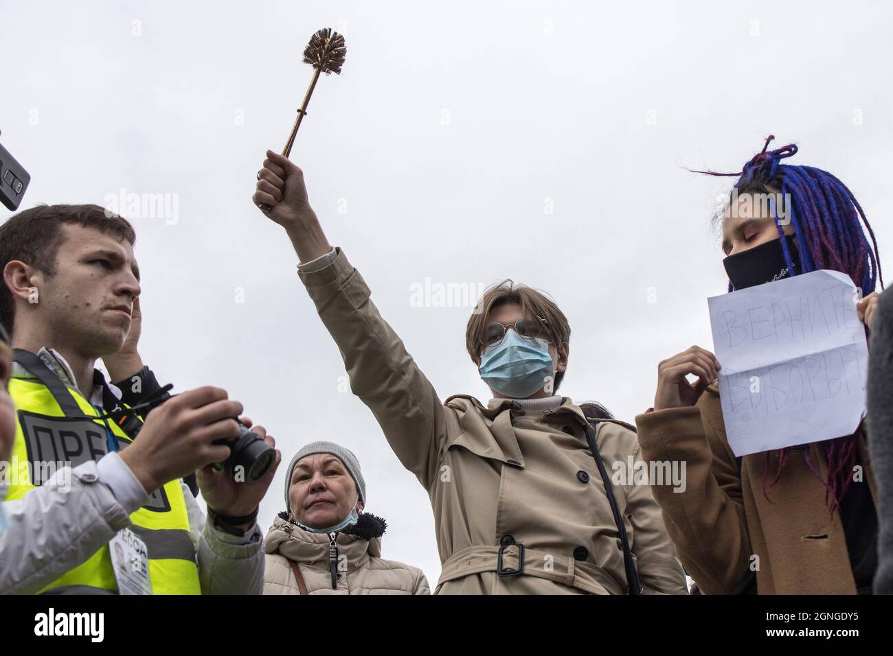 Moskau, Russland – am 25. September 2021 protestieren Hunderte von Russen gegen die Parlamentswahlen in der vergangenen Woche. Der junge Mann hält eine Toilettenbürste in der Raise Stockfoto