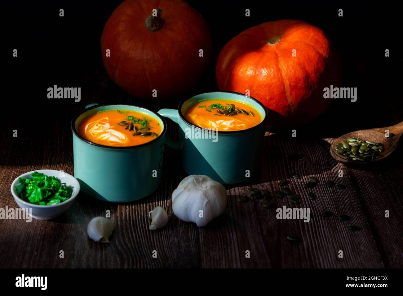 Köstliche Kürbissuppe in einer Tasse mit frischen hokkaido-Kürbissen Stockfoto