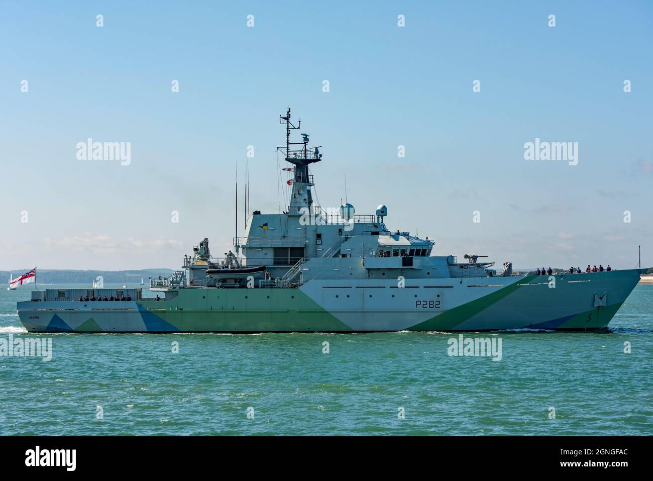 HMS Severn (P282) kam am 24. September 2021 in Portsmouth, Großbritannien, in ihrem neuen Western Approaches Camouflage Paint Scheme an. Stockfoto