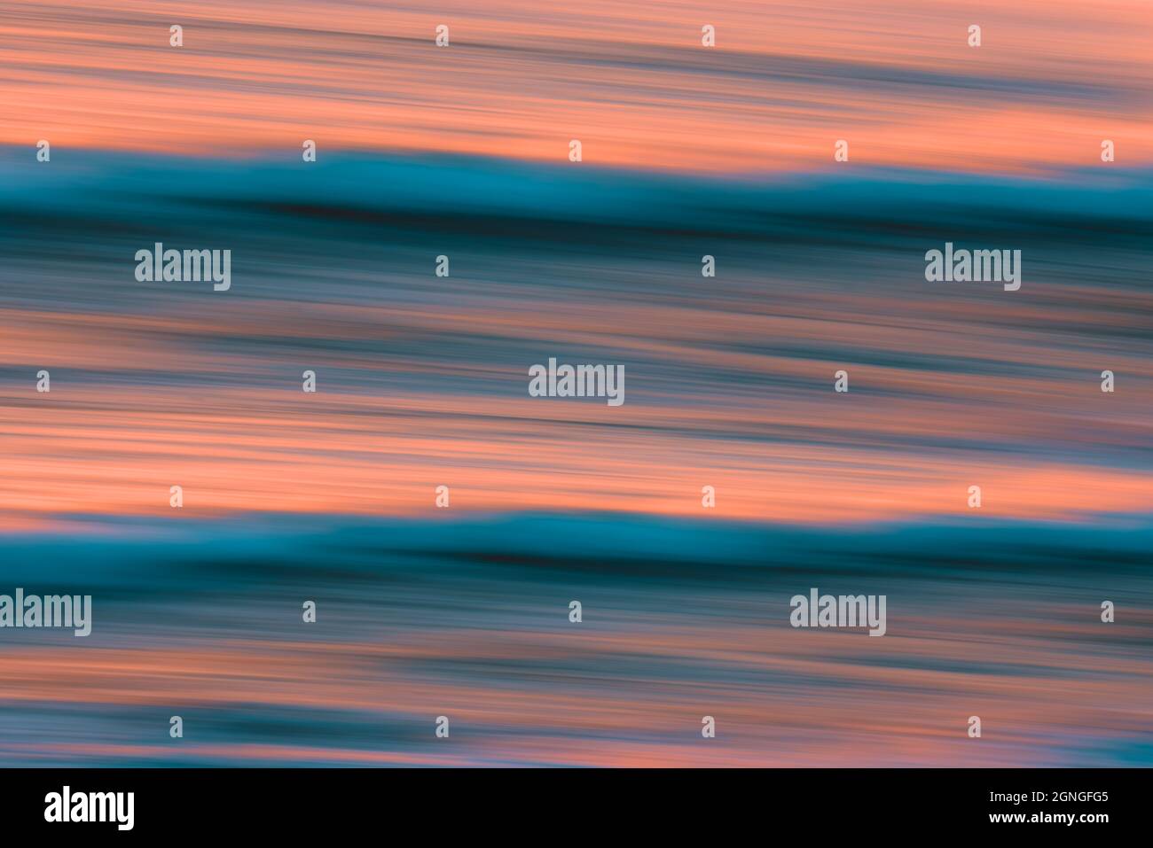 Leuchtend rosa-blau fluoreszierender futuristischer Hintergrund, Meereswellen bei Sonnenuntergang, bildende Kunst, Kopierraum Stockfoto