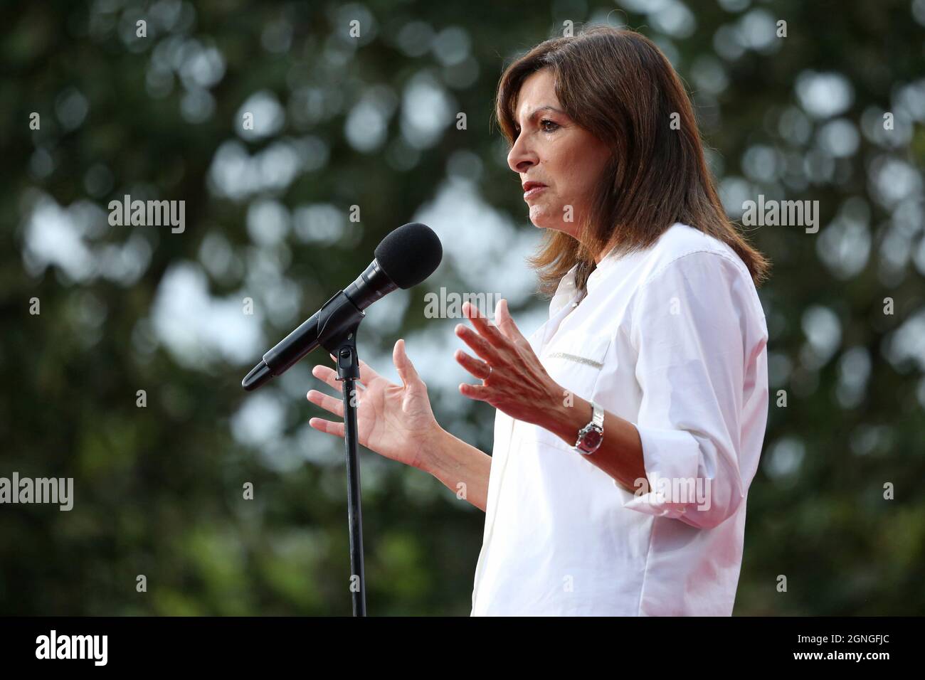 Paris, Frankreich. September 2021. Die Pariser Bürgermeisterin Anne Hidalgo spricht vor dem Start des Global Bürgerlive-Konzerts in Paris am Samstag, dem 25. September 2021, vor der Menge. Das Konzert, das am Fuße des Eiffelturms stattfindet, ist eines von mehreren, die in Städten auf der ganzen Welt stattfinden, darunter New York, Los Angeles, London, Sydney, Lagos, Rio, Mumbai und Seoul. Ziel der Veranstaltung ist es, das Bewusstsein für Fragen im Zusammenhang mit dem Klima und der Armutsbekämpfung zu schärfen. Foto von David Silpa/UPI Credit: UPI/Alamy Live News Stockfoto