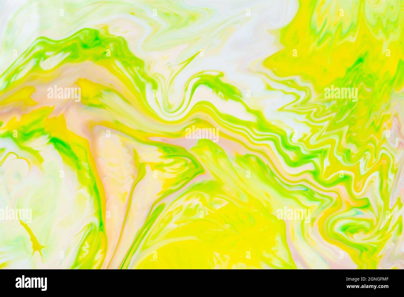 Abstrakter gelb-grüner flüssiger Hintergrund. Grünes Farbmuster mit zyklischen Wirbeln. Trendige Tapete. Eco-Konzept Stockfoto