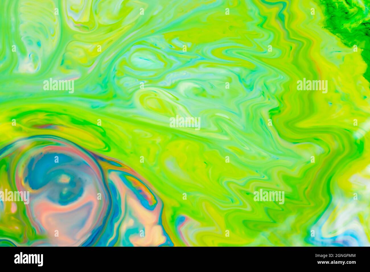 Abstrakter gelb-grüner flüssiger Hintergrund. Grünes Farbmuster mit zyklischen Wirbeln. Trendige Tapete. Eco-Konzept Stockfoto