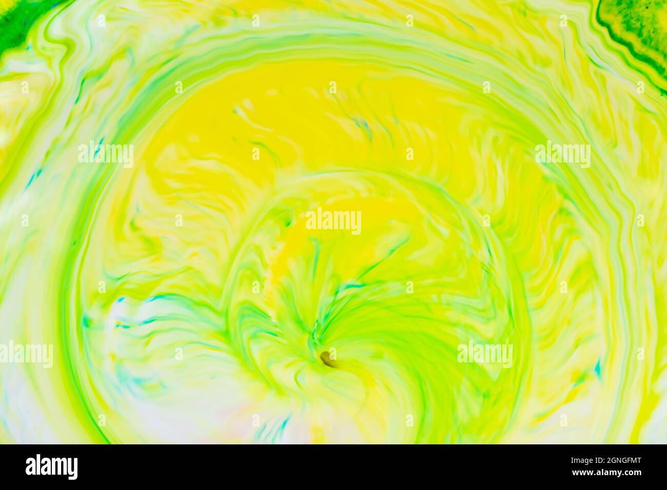 Abstrakter gelb-grüner flüssiger Hintergrund. Grünes Farbmuster mit zyklischen Wirbeln. Trendige Tapete. Eco-Konzept Stockfoto