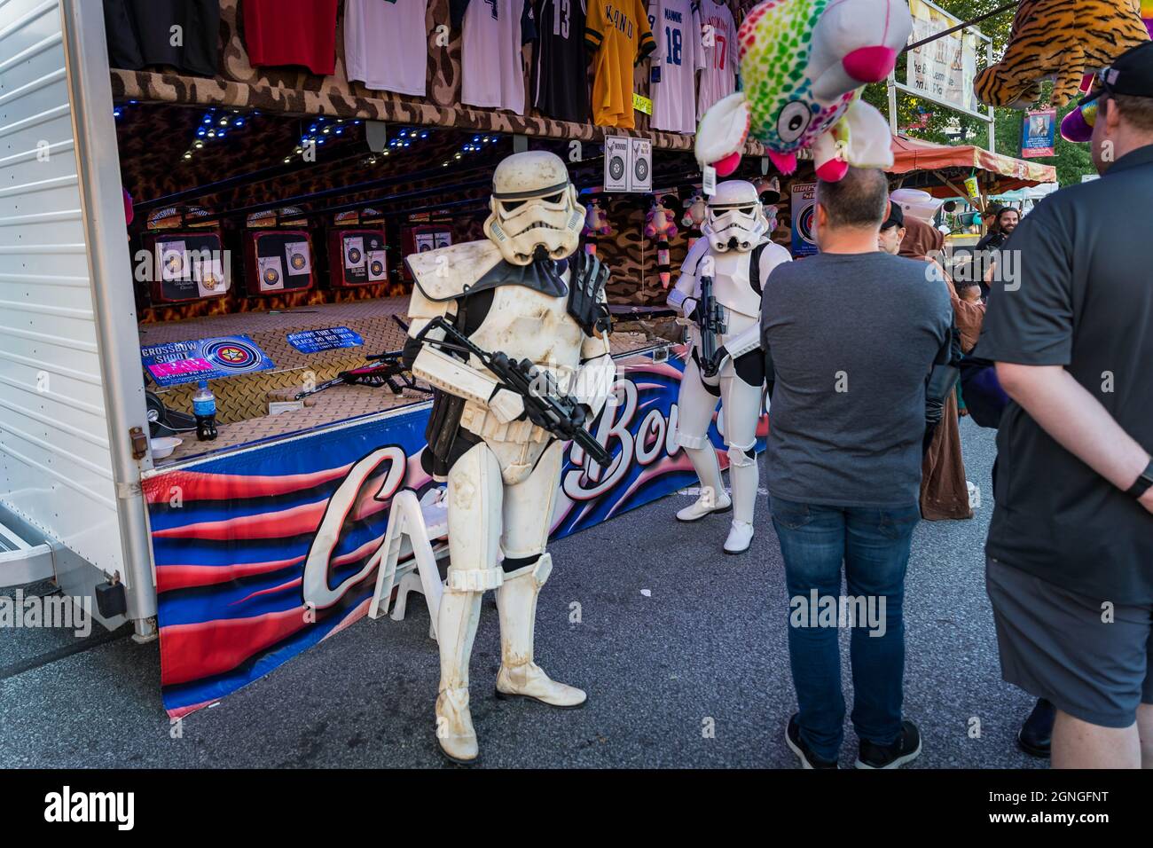 Ephrata, PA, USA - 25. September 2021: Star Wars Storm Troopers drangen auf der jährlichen Ephrata Street Fair ein, als kostümierte Figuren durch die Krähe gingen Stockfoto
