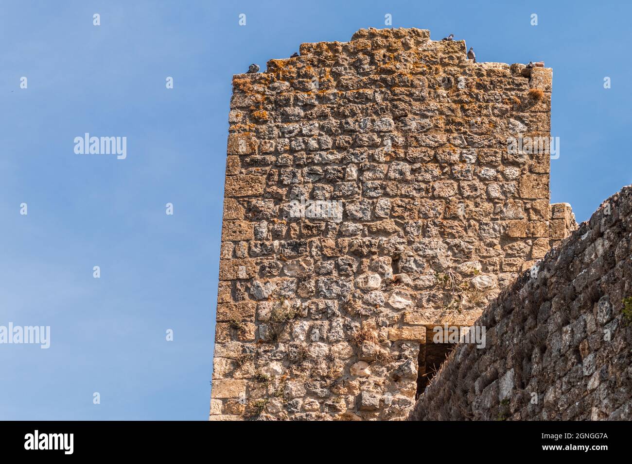 Blick auf einen Teil der Mauern von Monteriggioni. Diese Stadt liegt in der Provinz Siena (Toskana, Italien). Stockfoto