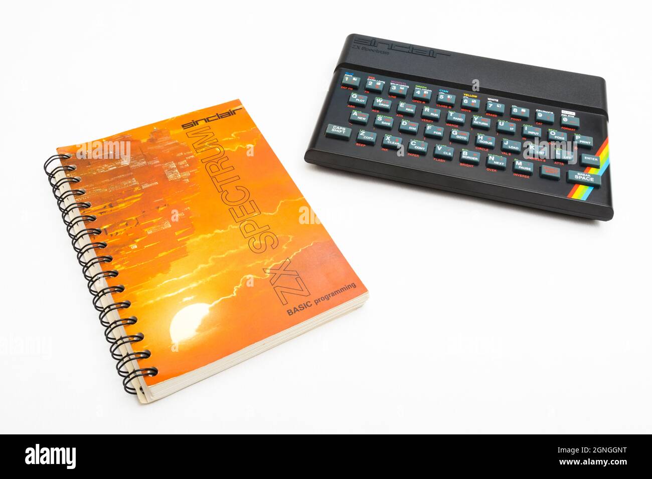 1982 Sinclair ZX Spectrum & BASIC Programmierhandbuch auf weißem Hintergrund. Antiker/Vintage 8-Bit-Heimcomputer. Hat eine Generation inspiriert. Sichtbare Notizen. Stockfoto