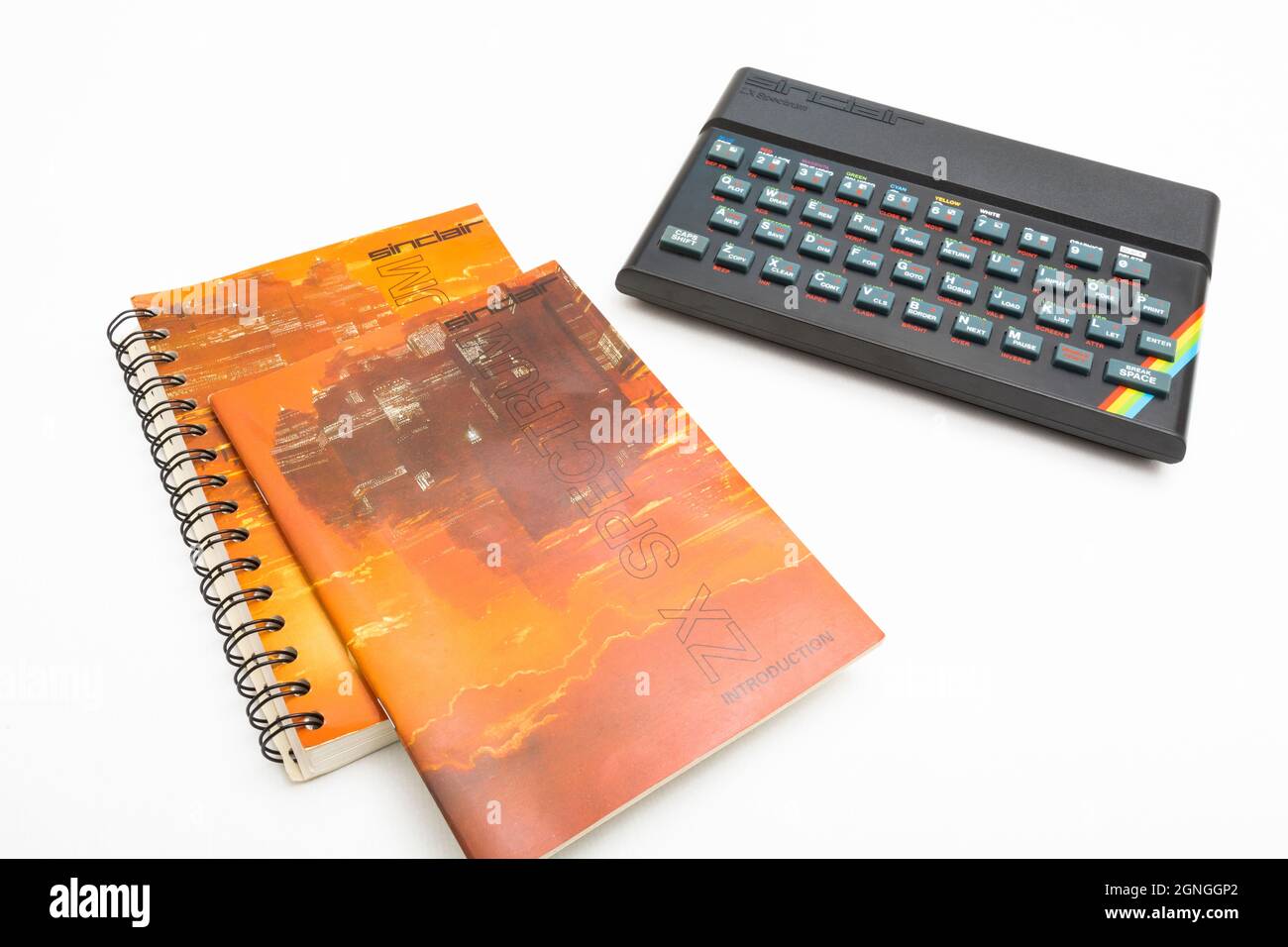 1982 Sinclair ZX Spectrum & BASIC Programmierhandbuch auf weißem Hintergrund. Antiker/Vintage 8-Bit-Heimcomputer. Hat eine Generation inspiriert. Sichtbare Notizen Stockfoto