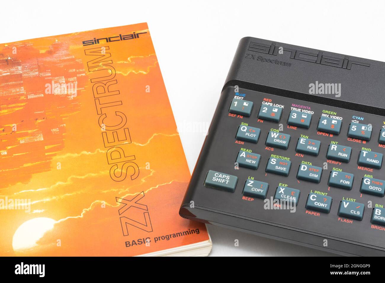 1982 Sinclair ZX Spectrum & BASIC Programmierhandbuch auf weißem Hintergrund. Antiker/Vintage 8-Bit-Heimcomputer. Hat eine Generation inspiriert. Sichtbare Notizen. Stockfoto