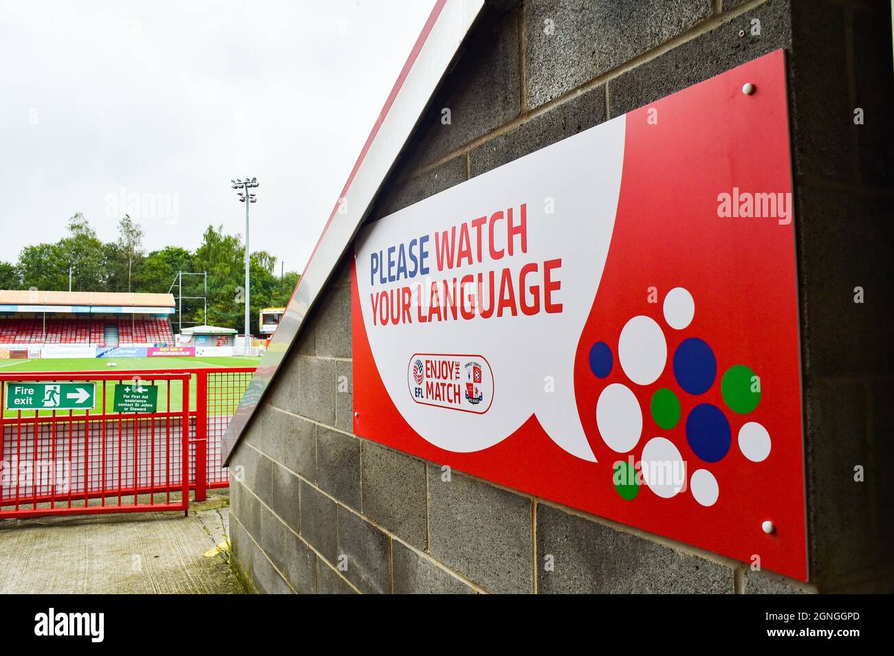 Bitte beobachten Sie Ihre Sprachzeichen während des Sky Bet League zwei Spiels zwischen Crawley Town und Bradford City im People's Pension Stadium, Crawley, Großbritannien - 25. September 2021 Stockfoto