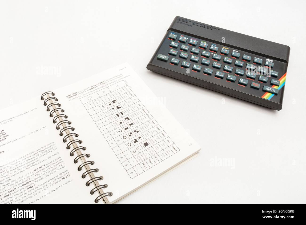 1982 Sinclair ZX Spectrum & BASIC Programmierhandbuch auf weißem Hintergrund. Antiker/Vintage 8-Bit-Heimcomputer. Hat eine Generation inspiriert. Sichtbare Notizen. Stockfoto