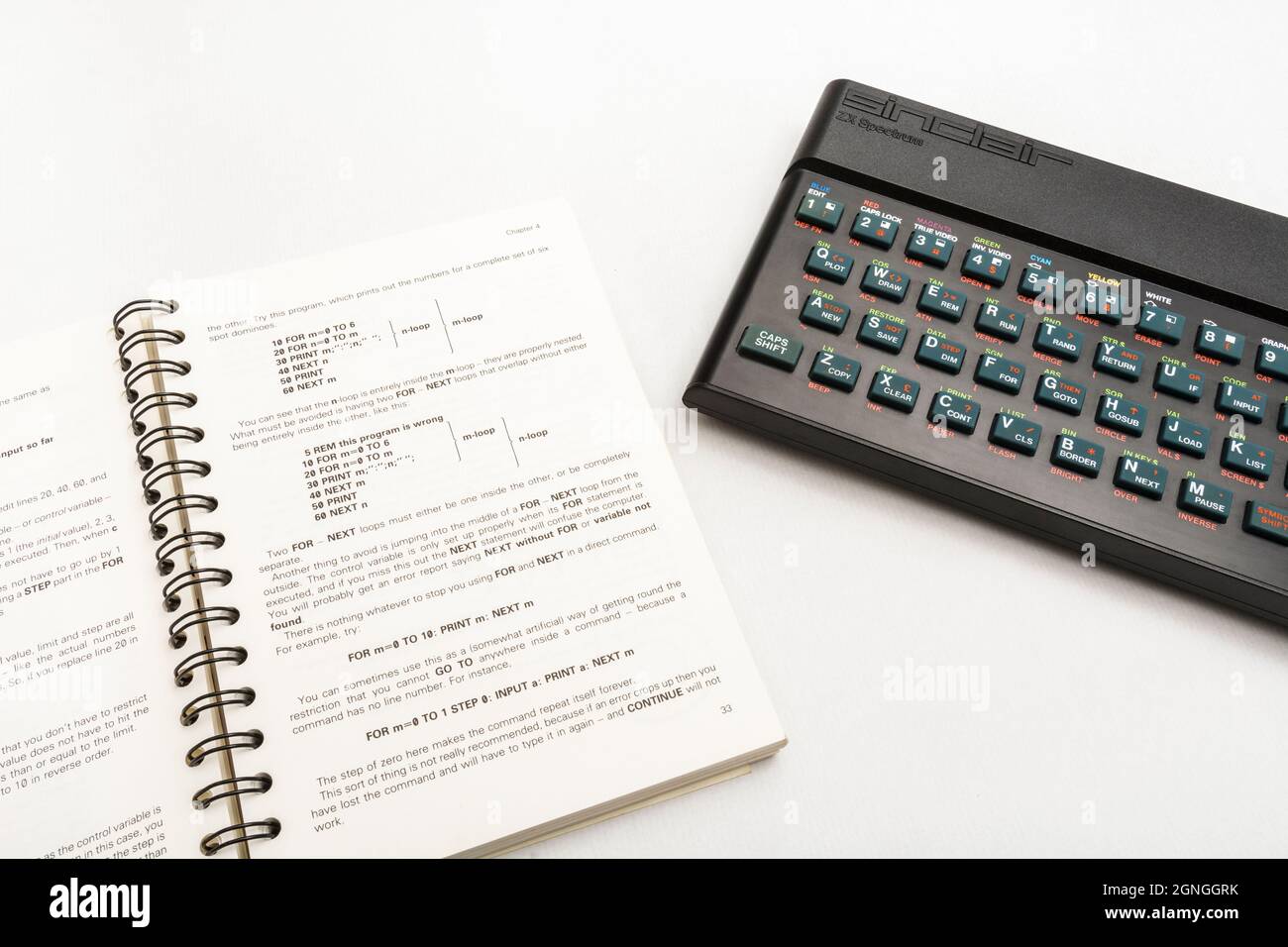 1982 Sinclair ZX Spectrum & BASIC Programmierhandbuch auf weißem Hintergrund. Antiker/Vintage 8-Bit-Heimcomputer. Hat eine Generation inspiriert. Sichtbare Notizen. Stockfoto