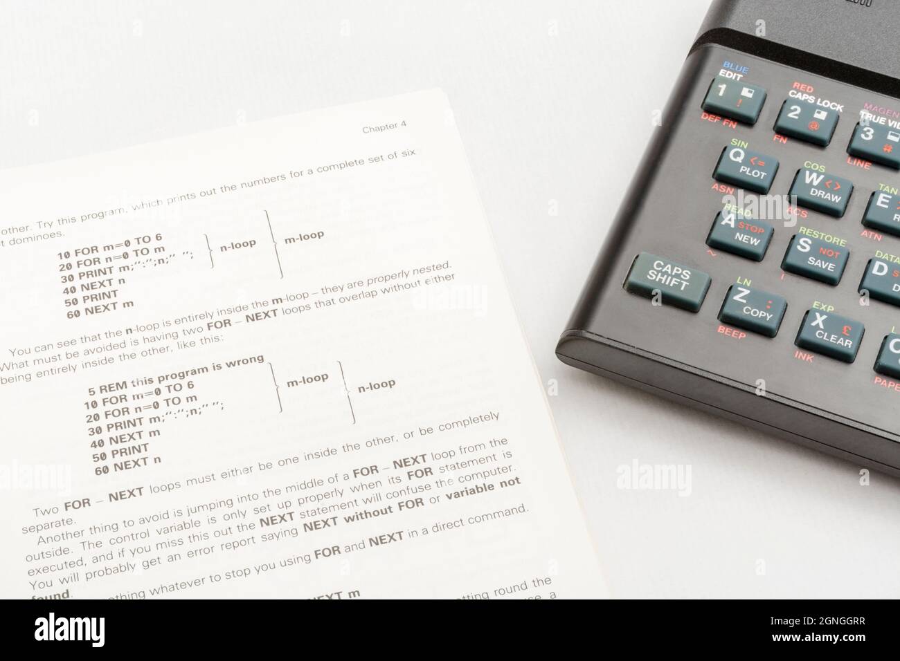 1982 Sinclair ZX Spectrum & BASIC Programmierhandbuch auf weißem Hintergrund. Antiker/Vintage 8-Bit-Heimcomputer. Hat eine Generation inspiriert. Sichtbare Notizen. Stockfoto