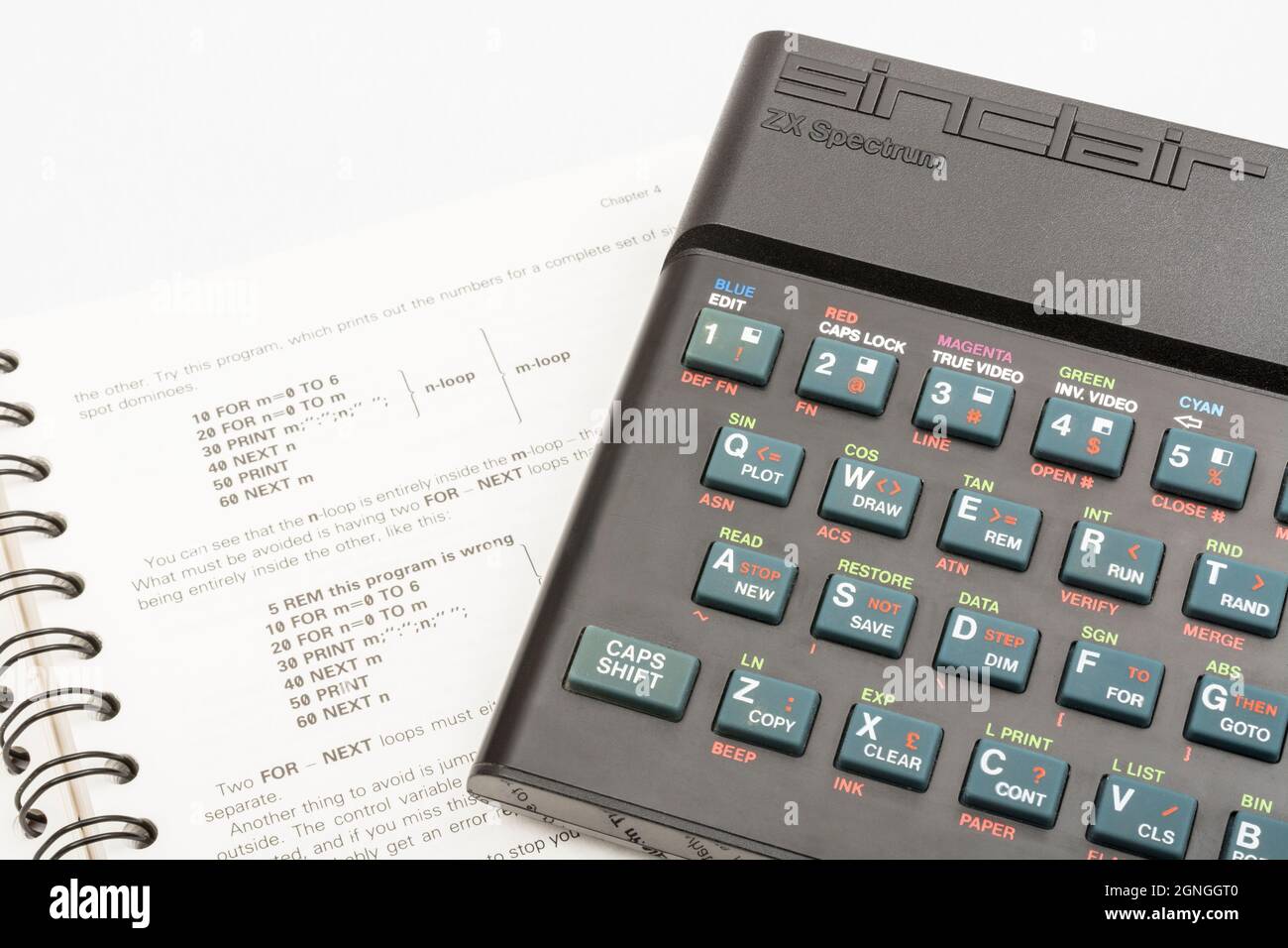 1982 Sinclair ZX Spectrum & BASIC Programmierhandbuch auf weißem Hintergrund. Antiker/Vintage 8-Bit-Heimcomputer. Hat eine Generation inspiriert. Sichtbare Notizen. Stockfoto