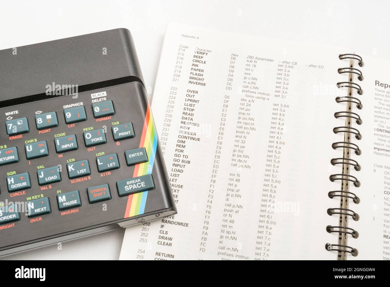 1982 Sinclair ZX Spectrum & BASIC Programmierhandbuch auf weißem Hintergrund. Antiker/Vintage 8-Bit-Heimcomputer. Hat eine Generation inspiriert. Sichtbare Notizen. Stockfoto