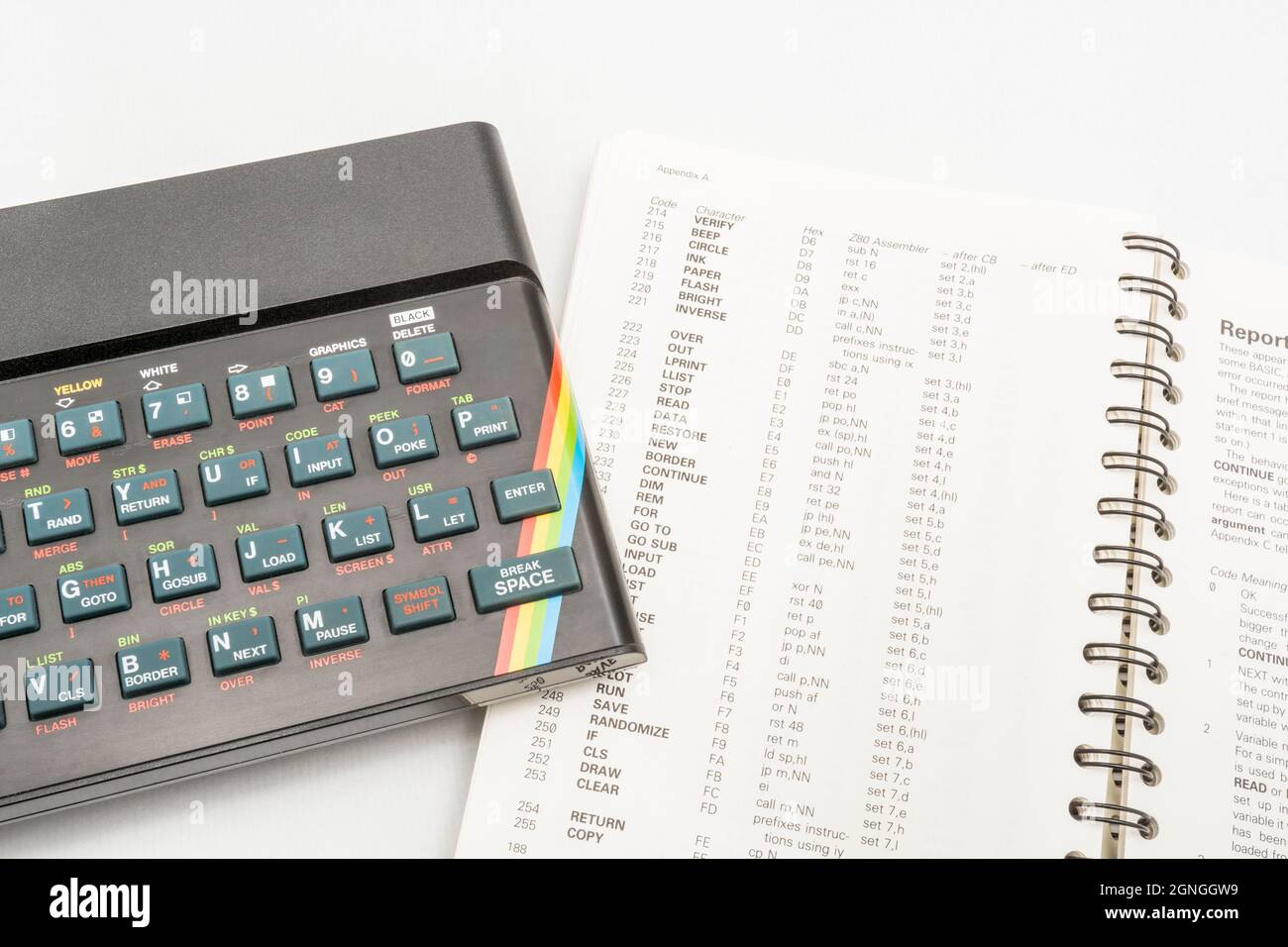 1982 Sinclair ZX Spectrum & BASIC Programmierhandbuch auf weißem Hintergrund. Antiker/Vintage 8-Bit-Heimcomputer. Hat eine Generation inspiriert. Sichtbare Notizen. Stockfoto