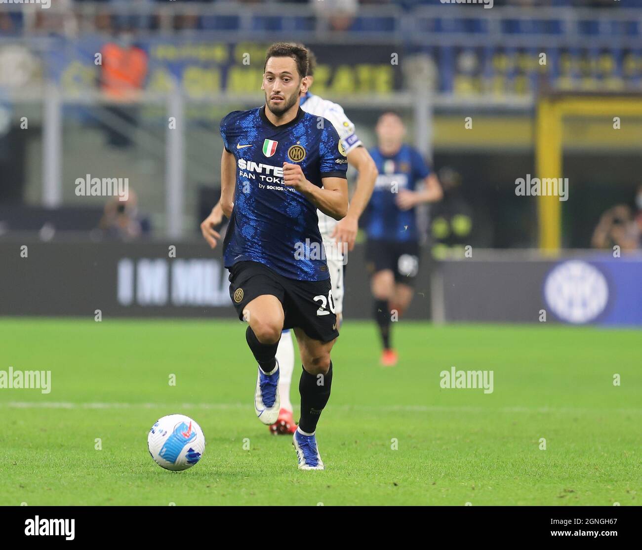 MAILAND ITALIEN- September 26 Giuseppe Meazza Hakan Calhanoglu in Aktion während der Serie Ein Spiel zwischen FC Inter und Atalanta BC im Stadio Giuseppe Meazza am 26. September 2021 in Mailand, Italien. Stockfoto