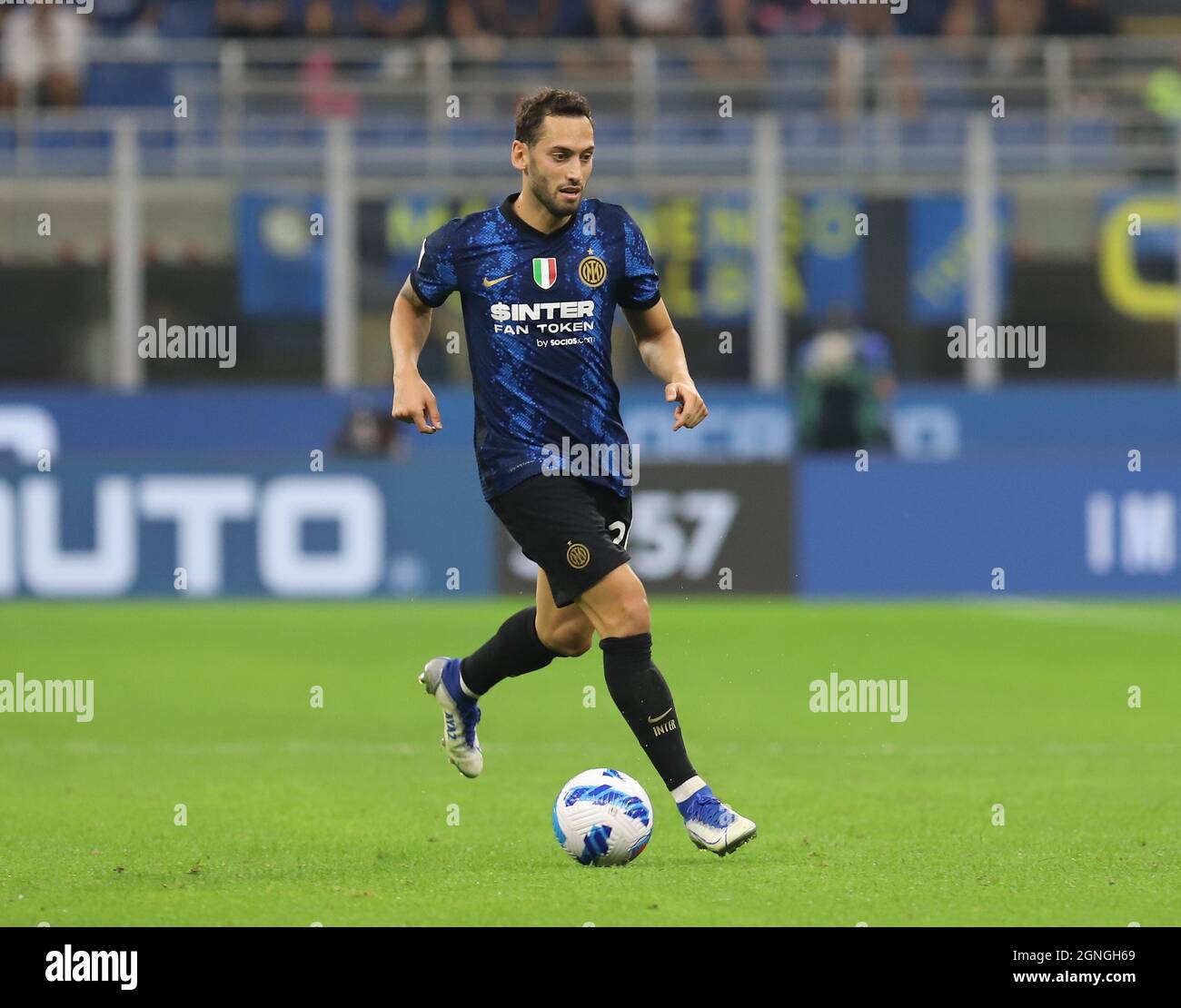 MAILAND ITALIEN- September 26 Giuseppe Meazza Hakan Calhanoglu in Aktion während der Serie Ein Spiel zwischen FC Inter und Atalanta BC im Stadio Giuseppe Meazza am 26. September 2021 in Mailand, Italien. Stockfoto