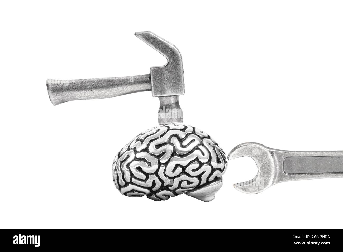 Detailliertes Stahlmodell eines menschlichen Gehirns mit einem kleinen Hammer und einem Schraubenschlüssel isoliert auf Weiß. Kreatives Konzept zur Gehirnanpassung. Stockfoto
