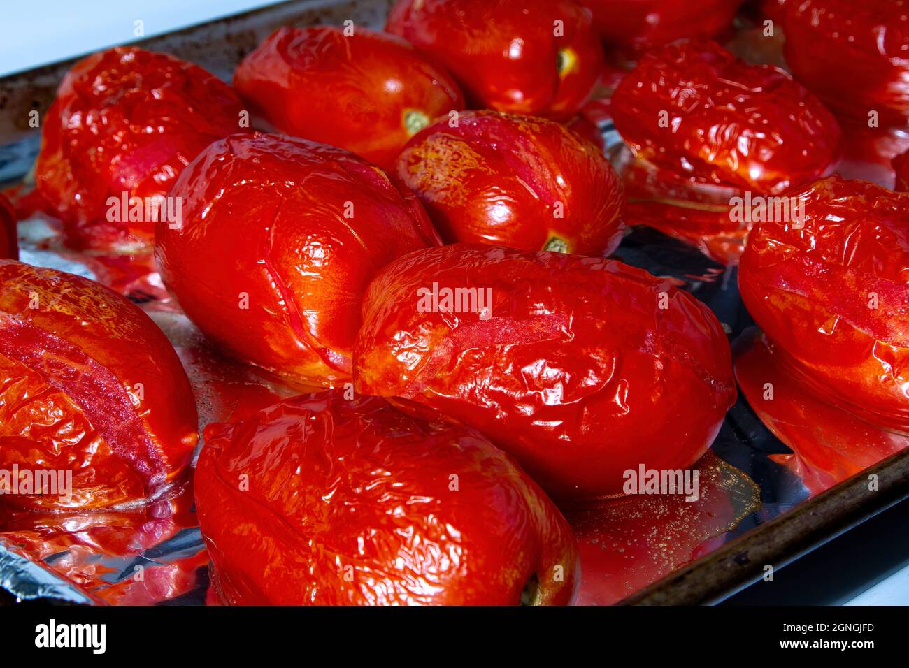 Geröstete Tomaten frisch aus dem Ofen Stockfoto